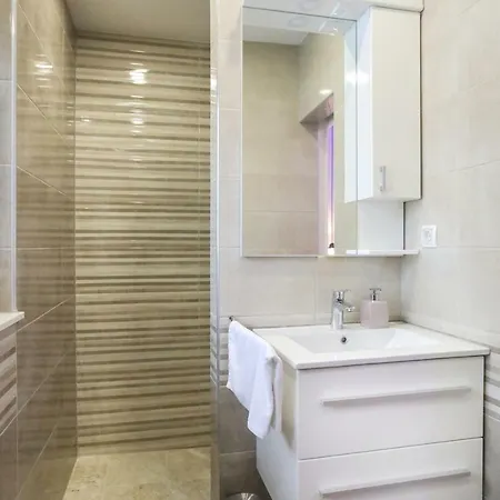 Luigi Apartment Split