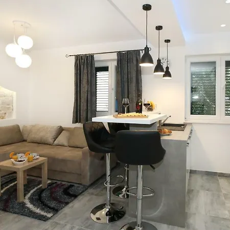 Luigi Apartment Split